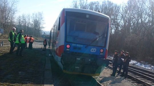 Vlak, který ujel strojvůdci na Žďársku, brzdila dcera výpravčího